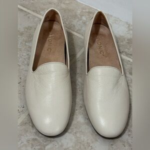 Vionic Women's Willa II Slip-On Cream Leather Flat shoes (Size 6).